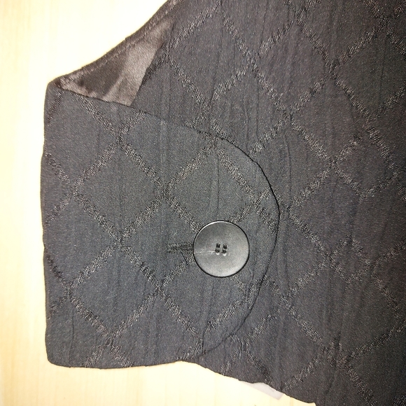 Mango Black Crop With Buttons - Picture 3 of 6